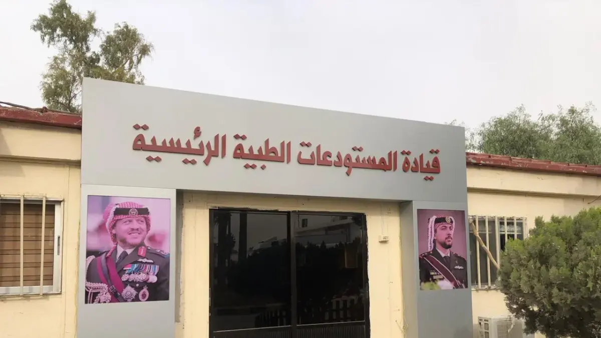 بوابة مدخل ملبّسة بلوح خلفي يحمل الاسم بحروف بارزة