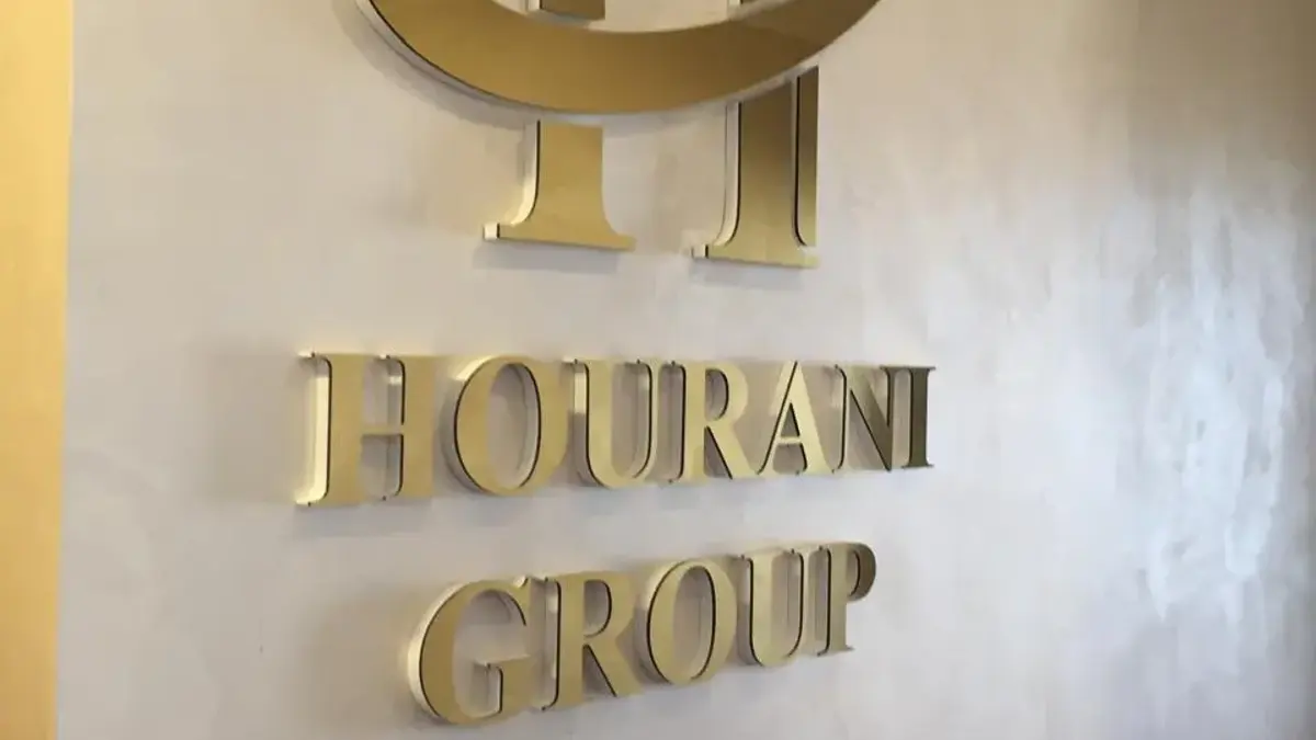 حروف ستانلس بتشطيب ذهبي على جدار استقبال مقارنةً بخيار الأكريليك