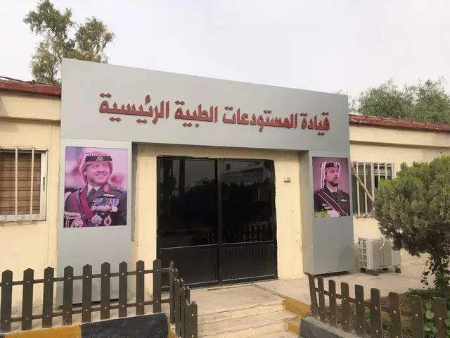 بوابة مدخل ملبّسة بلوح خلفي يحمل اسم الجهة بحروف بارزة، مع لوحتين مطبوعتين على الجانبين.
